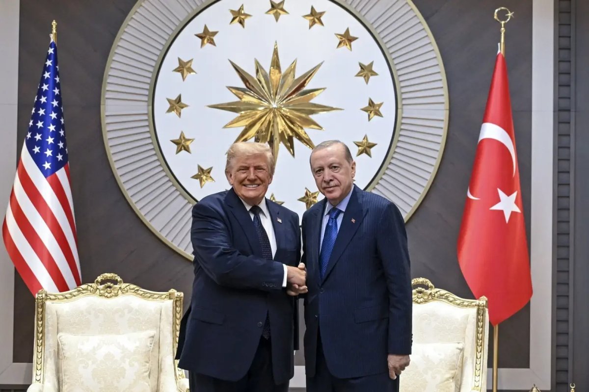Ankara'nın ev sahipliği yaptığı 36. NATO Devlet ve Hükümet Başkanları Zirvesi'nde, Cumhurbaşkanı Recep Tayyip Erdoğan ile ABD Başkanı Donald Trump arasındaki yakınlık, uluslararası haber ajanslarının dikkatini çekti.
