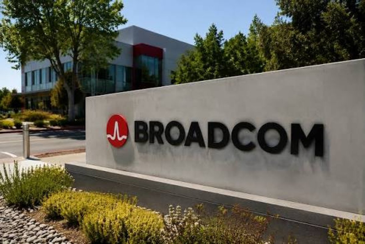 BROADCOM HİSSESİ YARIILETKEN SEKTÖRÜ ZAYIFLARKEN YÜKSELDI