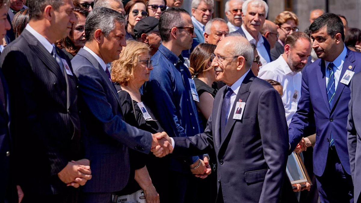 Kemal Kılıçdaroğlu ve Özgür Özel'in, mahkemenin "mutlak butlan" kararı sonrası ilk kez bir cenaze töreninde karşılaştıkları