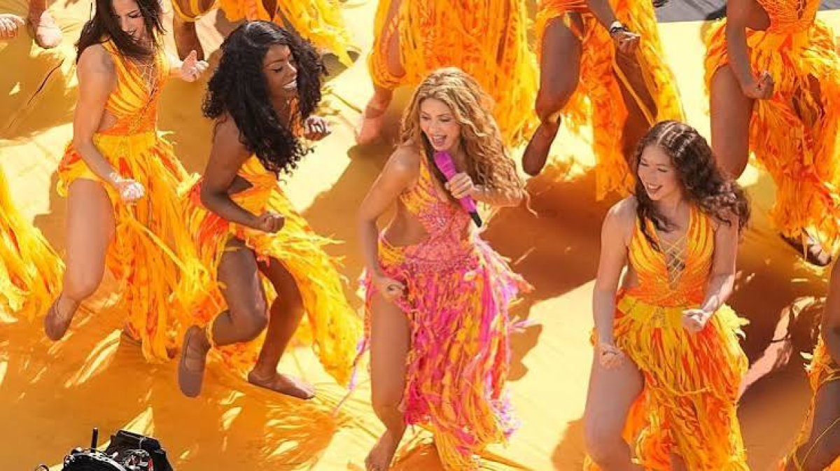 Coldplay'in solisti Chris Martin'in koordinasyonunda hazırlanan gösteride, resmi Dünya Kupası marşı Dai Dai'yi seslendiren Shakira'nın yanı sıra Madonna, BTS ve Everything Hallelujah adlı şarkısının sözlerini bu etkinliğe özel olarak It's the World Cup Ha