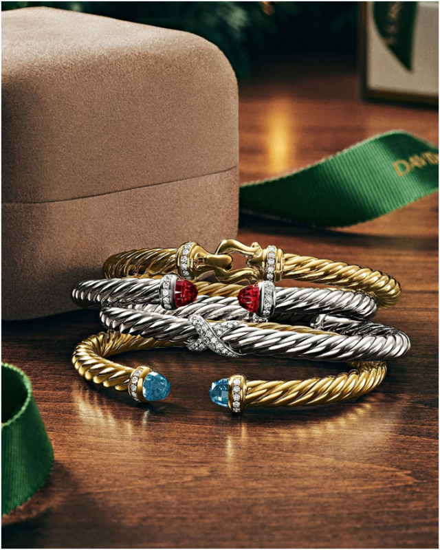 David Yurman, 395 dolardan başlayıp 3,000 dolara kadar çıkan ürünlerinin taklitlerinin TJX'in mağazalarında 16.99 dolara satıldığını öne sürüyor.