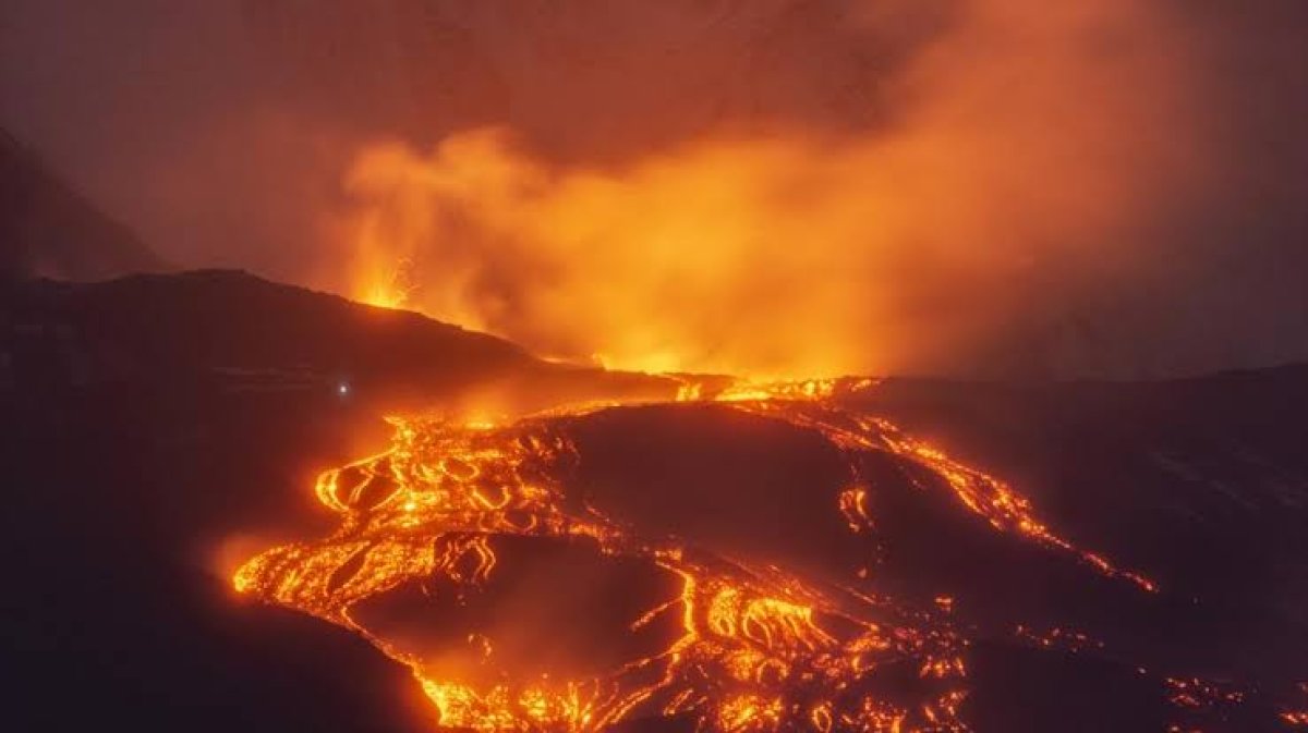 ETNA’NIN KÜLÜ SİCİLYA’DA SAĞLIK VE TEMİZLİK SORUNUNA DÖNÜŞÜYOR