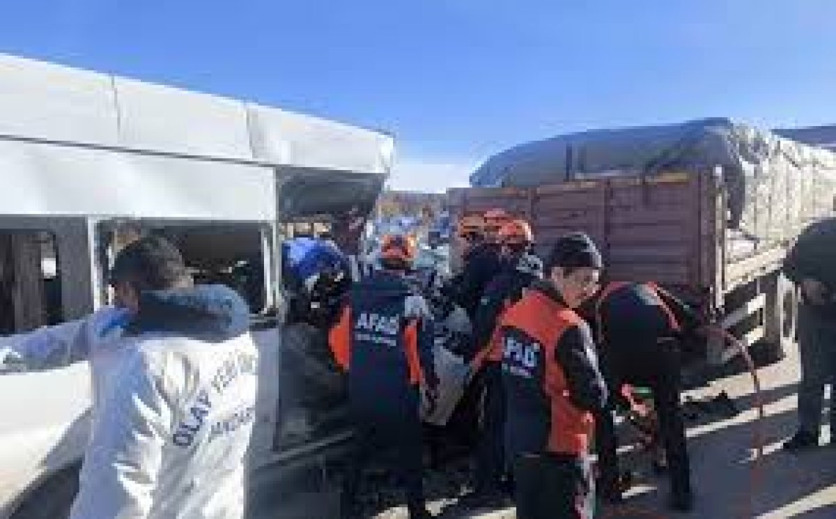 Kayseri'de Öğrenci Servisi Tırla Çarpıştı: 1 Ölü, 7 Yaralı