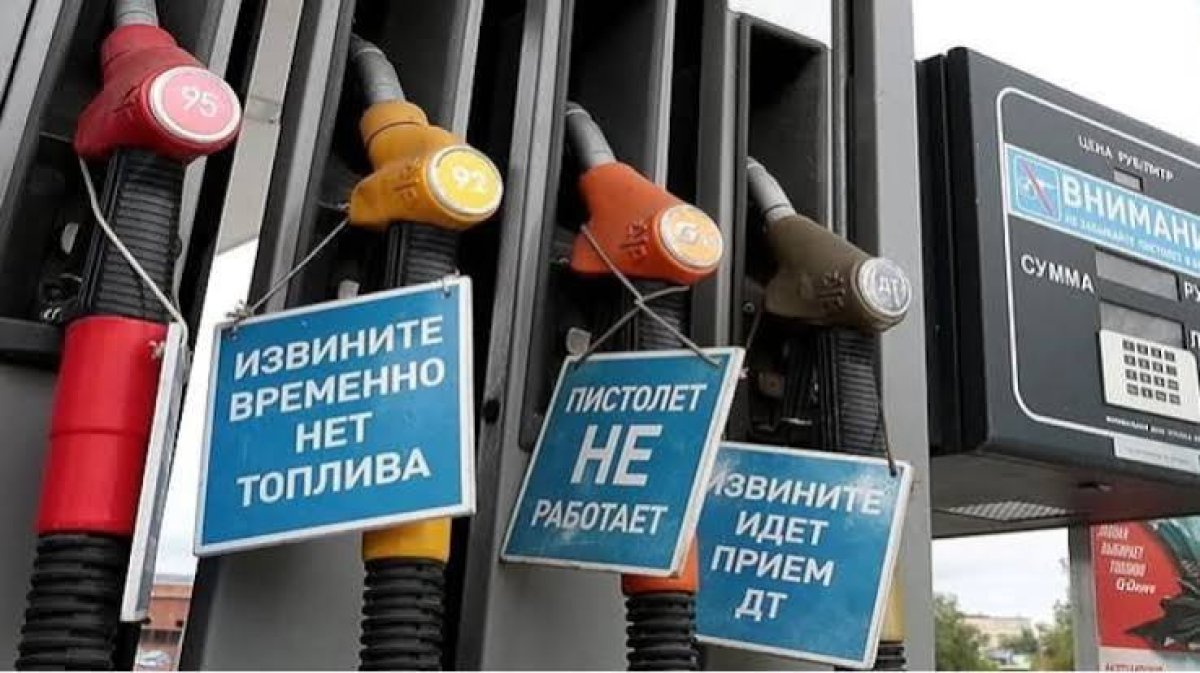 Kırım'da benzin fiyatları Afrika'dakilerle aynı seviyeye geldi ve elektrik dağıtımı kura yöntemiyle yapılıyor.