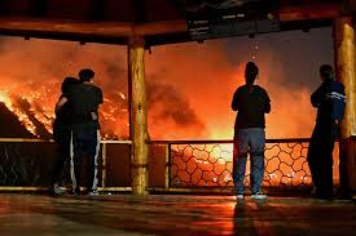 Patagonya'da İtfaiyeciler Yangınlarla Mücadele Ediyor