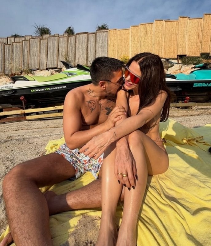 Simge Sağın ve İlkay Şencan'dan Aşk Tatili