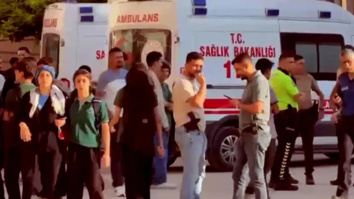 Turgutlu'da Okul Önünde Silahlı Saldırı: 11 Öğrenci Yaralandı