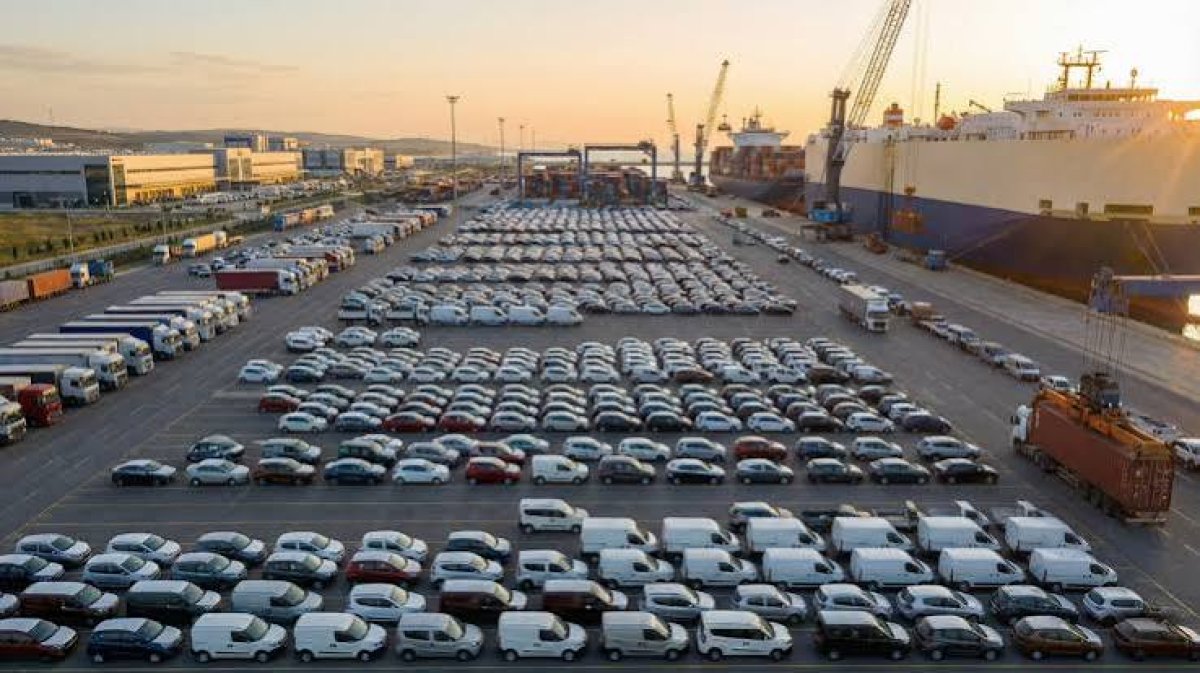 Türk Otomotiv Sektörü — Rekor İhracat, Geçici Üretim Gerileme