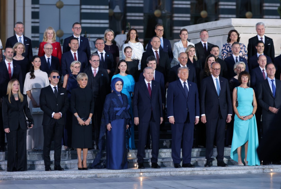 Türkiye'nin ev sahipliğinde gerçekleştirilen 36. NATO Devlet ve Hükümet Başkanları Zirvesi kapsamında liderlerin aile fotoğrafı çekimi gerçekleştirildi