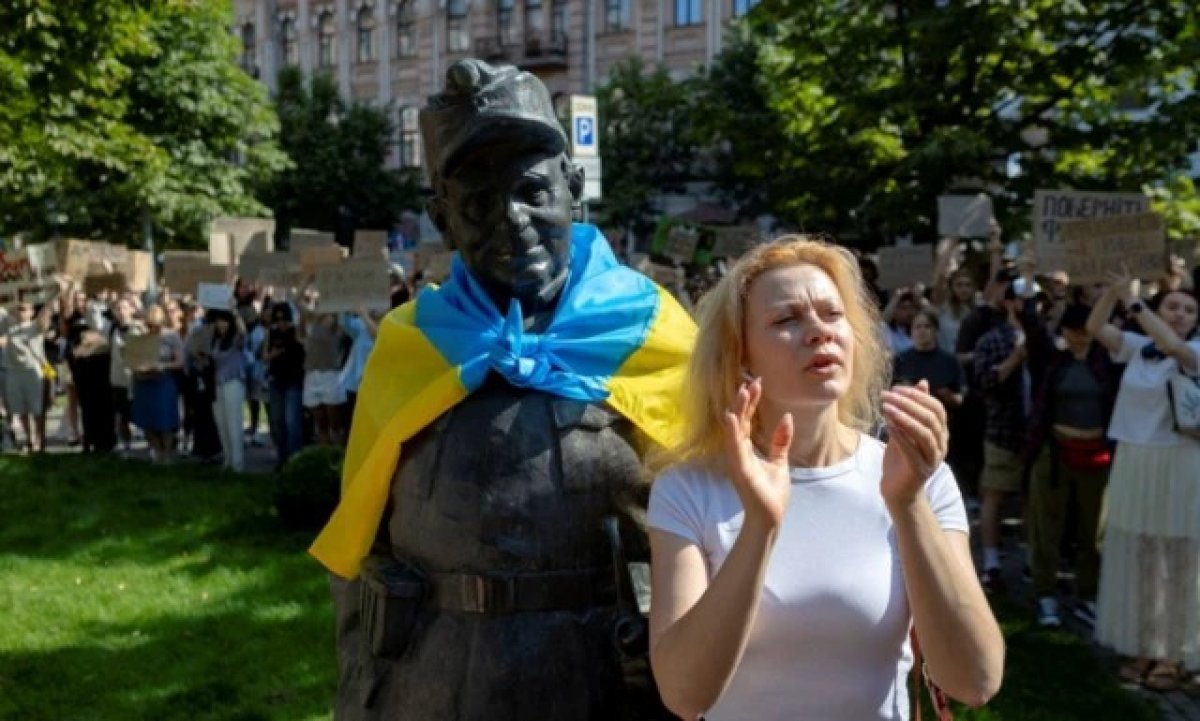 UKRAYNA: KARTONDAN PROTESTOCULAR NE İSTİYOR?