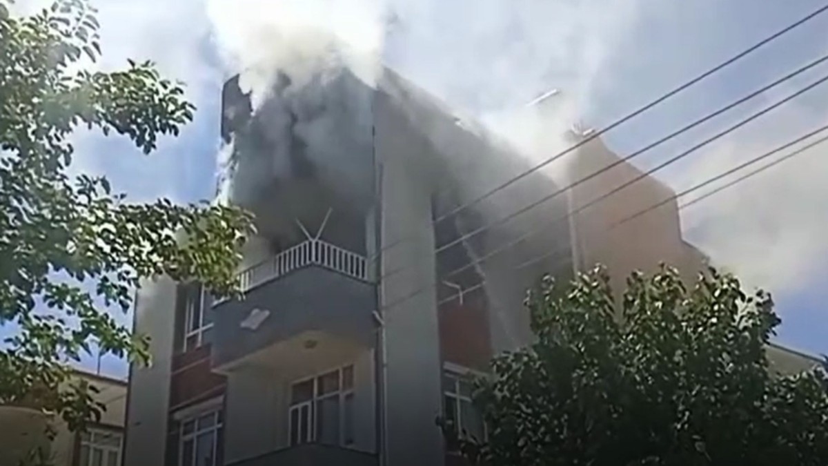 Adıyaman’da apartman dairesinde yangın: 1 kişi hastaneye kaldırıldı  - Videolu Haber