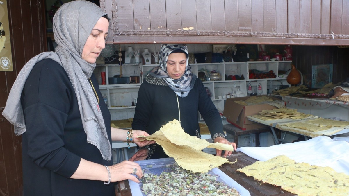 Adıyaman’da kadınlar arpa sapını kağıda dönüştürüyor: Amerika’da sergi haline getirilecek  - Videolu Haber