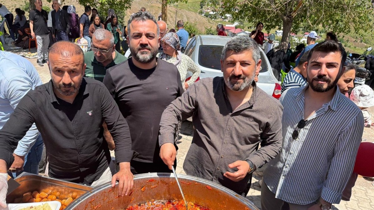Adıyaman’da kuyumculardan Ap Aziz Dede’nin anma programında yemek ikramı