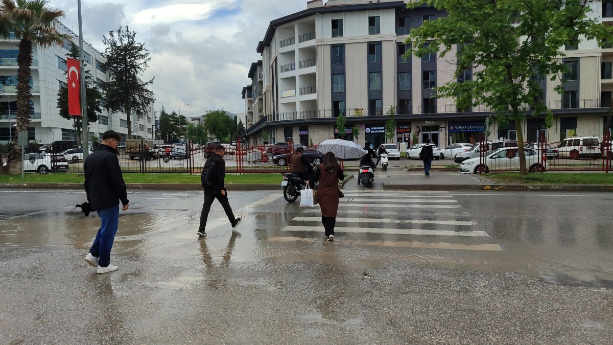 Adıyaman'da yağış sonrası Atatürk Bulvarı'nda oluşan su birikintileri yayaları zorladı