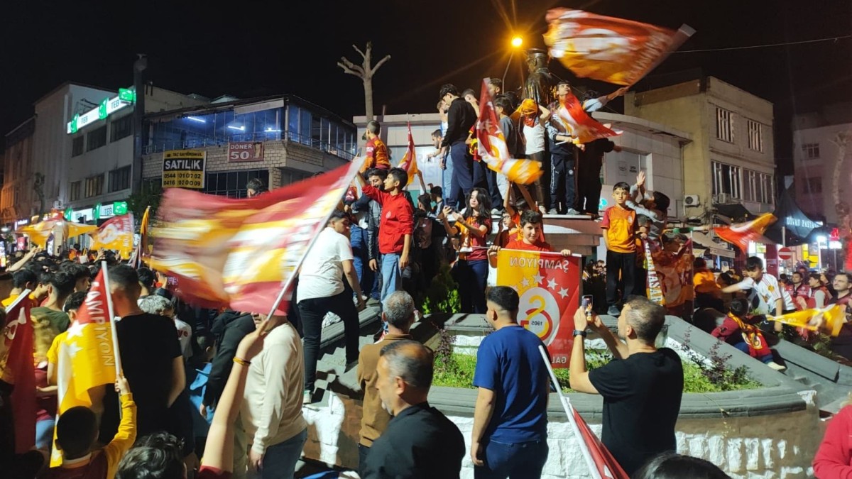 Adıyaman Heykel Meydanı’nda sarı-kırmızılı kutlama  - Videolu Haber