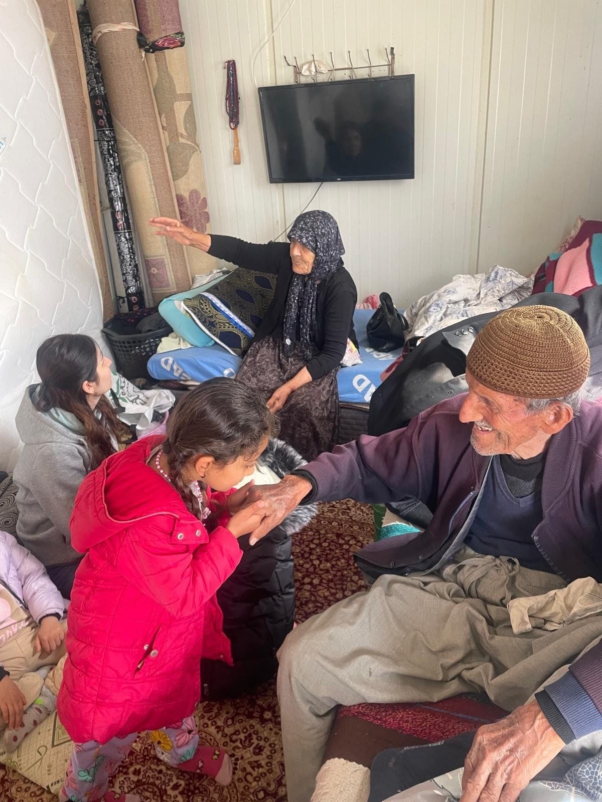 Adıyamanlı Minik Yüreklerden Yaşlılar haftasında Büyük Vefa