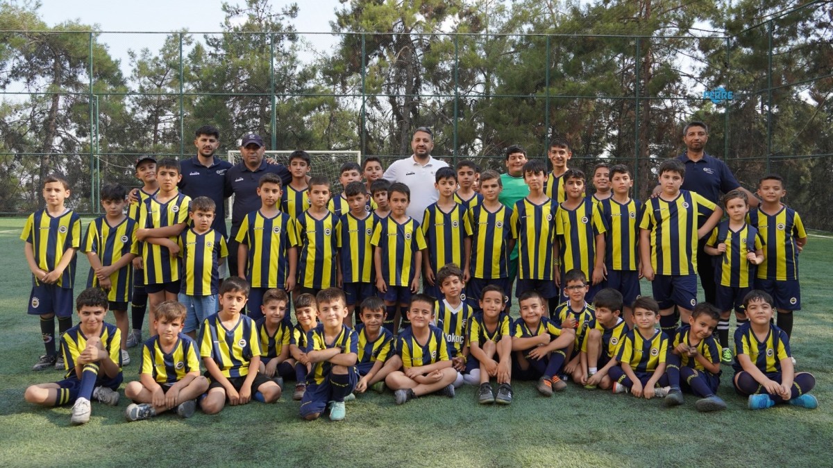 Adıyamanlı minikler Fenerbahçe Futbol Okulu’nda hem spor yapıyor hem hayata hazırlanıyor  - Videolu Haber