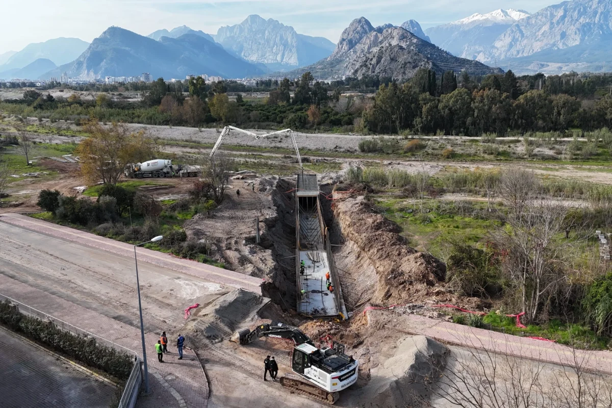 Antalya Konyaaltı’nda 3 Bin Metrelik Yağmursuyu Hattı İnşa Ediliyor