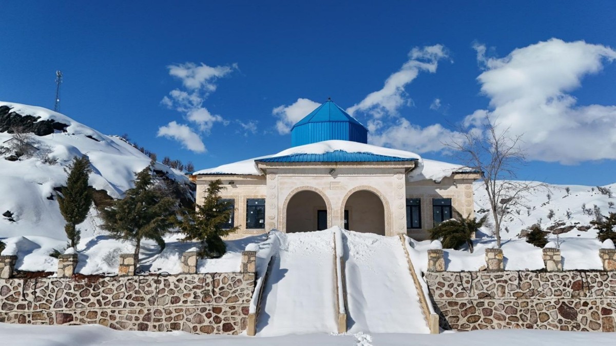 Aziz Dede Türbesi, kar altında kartpostallık görüntüler sundu  - Videolu Haber