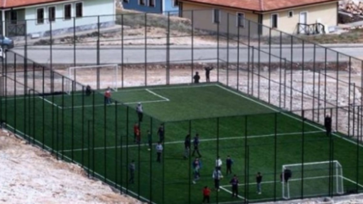 Bakan Kurum, Adıyaman Zey Köyü’nde yapılan halı saha görüntülerini paylaştı  - Videolu Haber