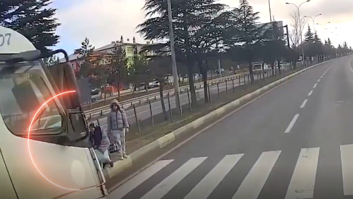 Bakan Yerlikaya, yaya önceliğini hiçe sayan sürücüye ceza verildiğini açıkladı   - Videolu Haber