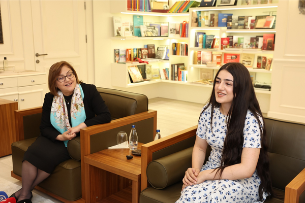 Başkan Şahin’den konservatuvar öğrencisi Şevin Balakan’a protez desteği