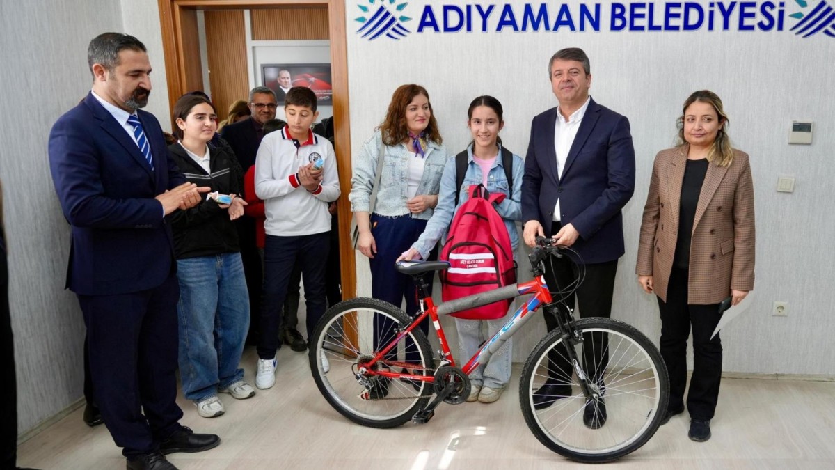 Başkan Tutdere, resim yarışmasında dereceye giren öğrencileri ağırlayarak ödül verdi  - Videolu Haber