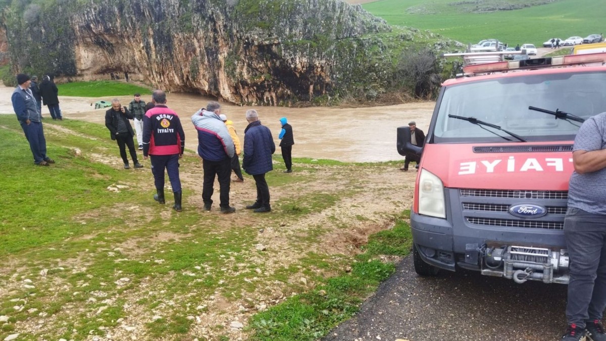 Besni’de selde mahsur kalan 4 çiftçi kurtarıldı  - Videolu Haber
