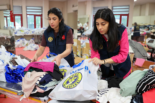 Buca'da bayram öncesi 300 aileye kıyafet desteği