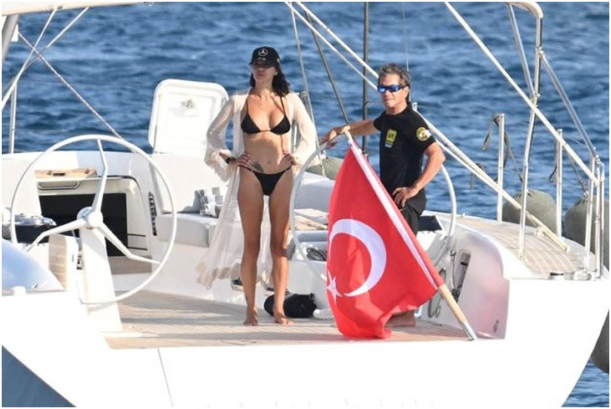 Cem Hakko ve Nazlı Kayaaslan Çifti Bodrum Tatilinde Dümenin Başında