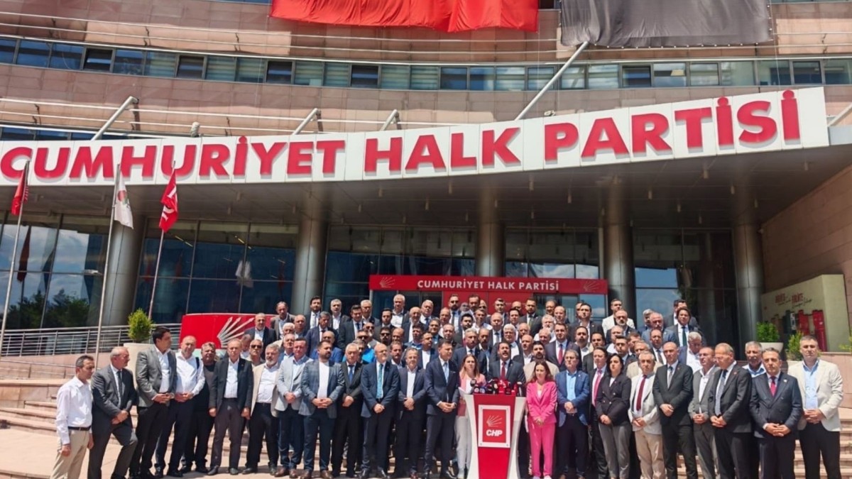 CHP’de olağanüstü kurultay talebi: 833 delegenin imzası genel merkeze teslim edildi