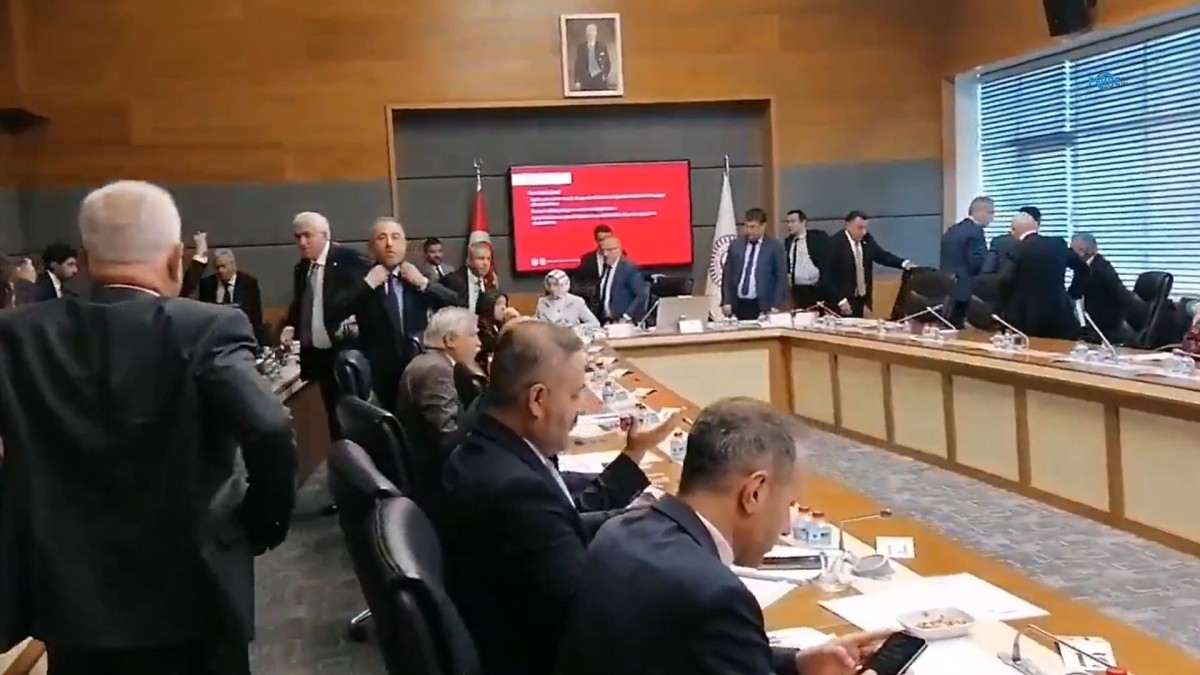 CHP, DEM, İYİ Parti ve Yeni Yol Grubu komisyonu terk etti: ‘Bu tiyatroyu devam ettirmeyeceğiz’