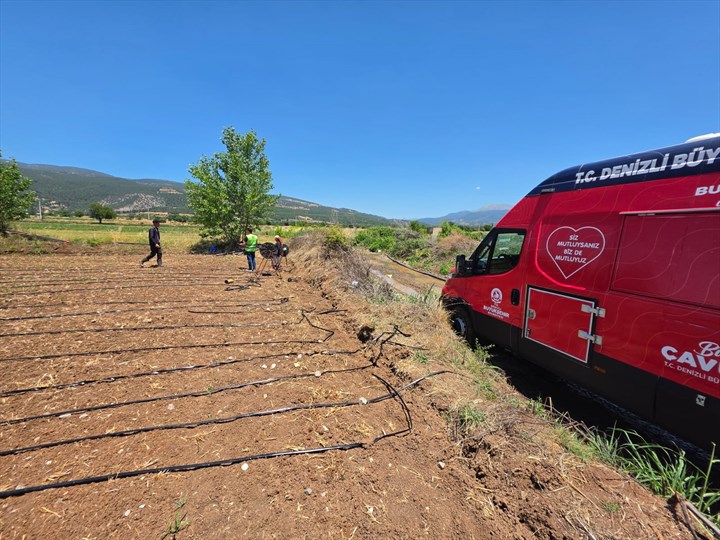 Denizli’de Sıcak Havada Emekçilere Serin İkram
