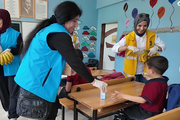Diyarbakır'da öğrencilere süt ve muz ikramı