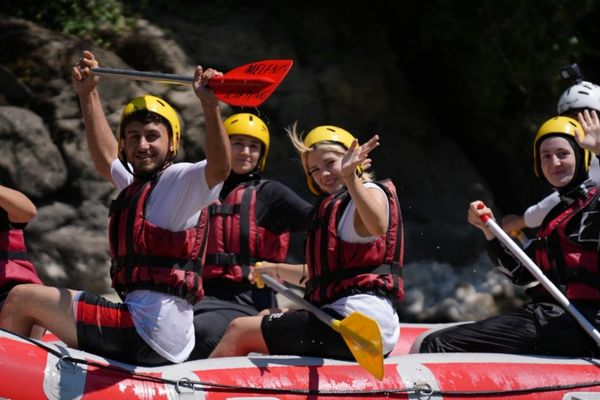 Düzce Belediyesi’nden gençlere rafting etkinliği
