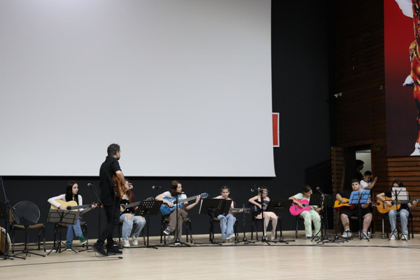 Edremit’te kursiyerlerden müzik dinletisi gerçekleştirildi