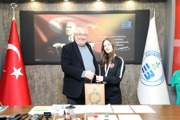 Edremitli milli sporcu Yanıt’tan Başkan Ertaş’a ziyaret