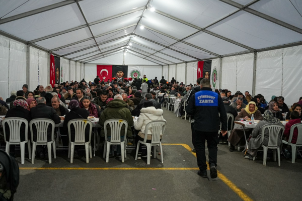 Etimesgut’ta binlerce vatandaş iftar çadırlarında buluşuyor