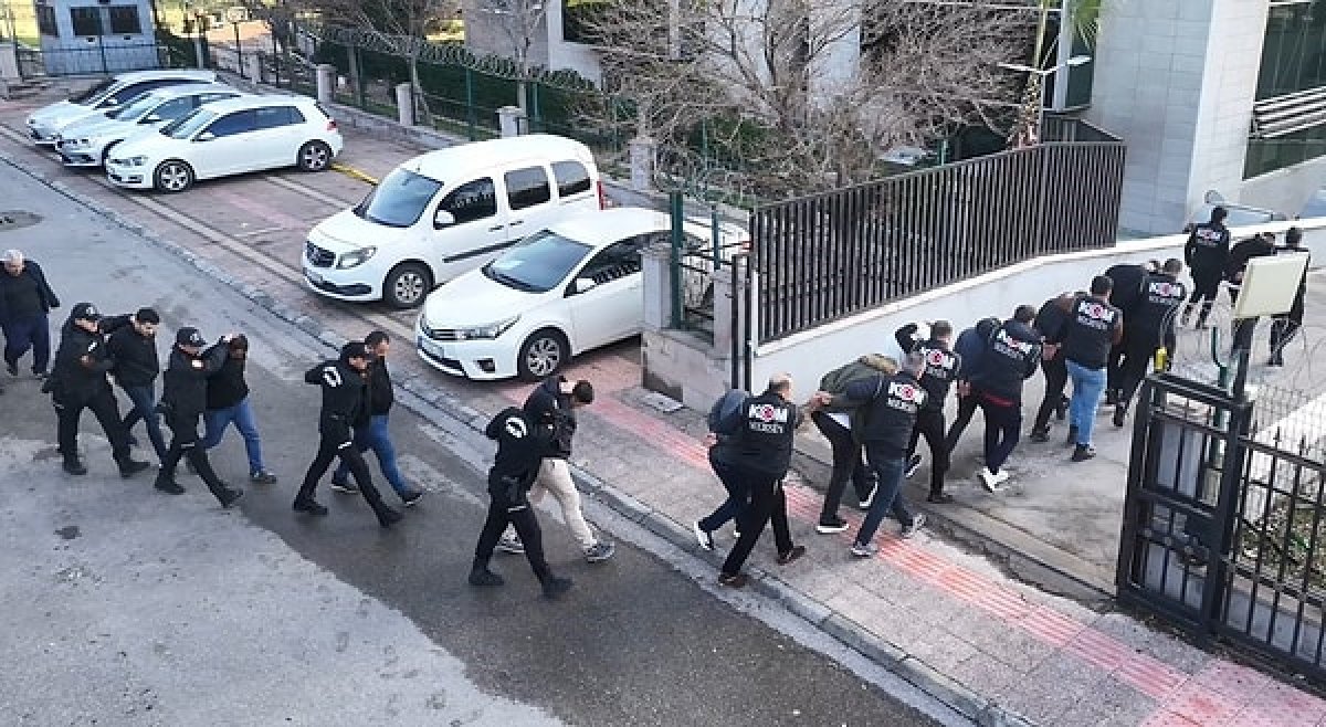 Bağcılar'da Karbonmonoksit Zehirlenmesi: 3 Kişi Hayatını Kaybetti, 1 Kişi Ağır Yaralı