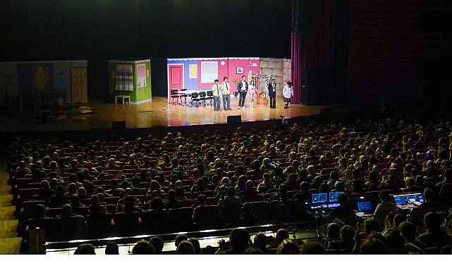 Gençlerden rock konseri ve tiyatro