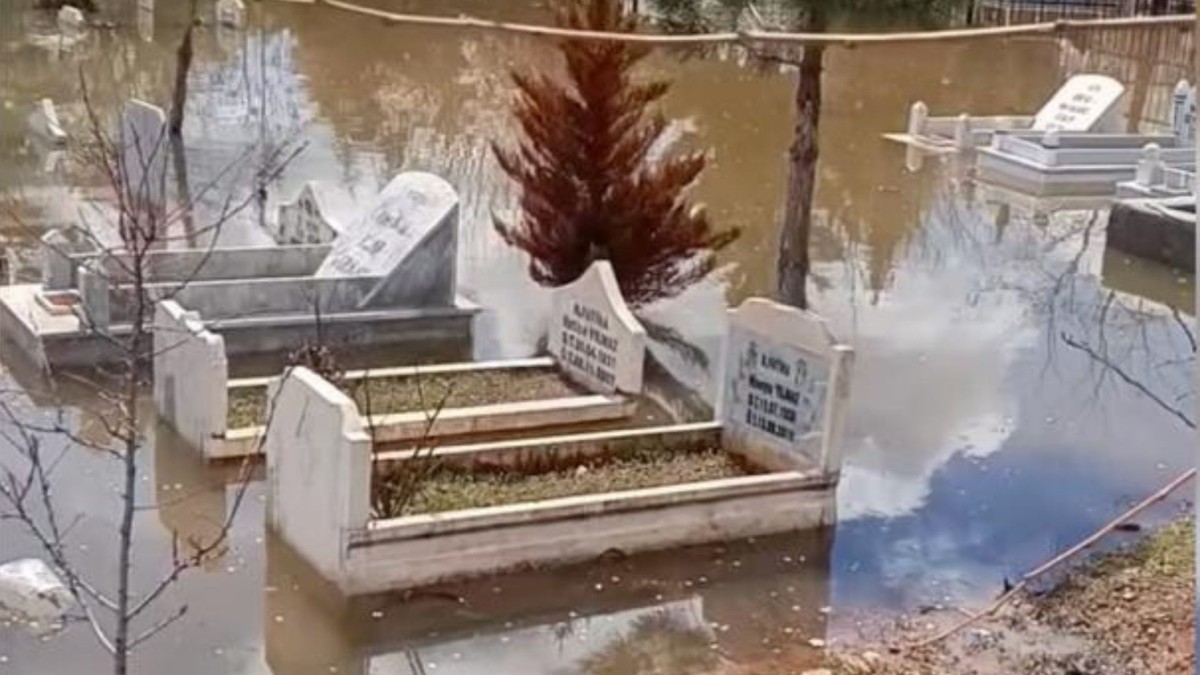 Gölbaşı’nda Yarbaşı Mezarlığı yağışların ardından sular altında kaldı  - Videolu Haber