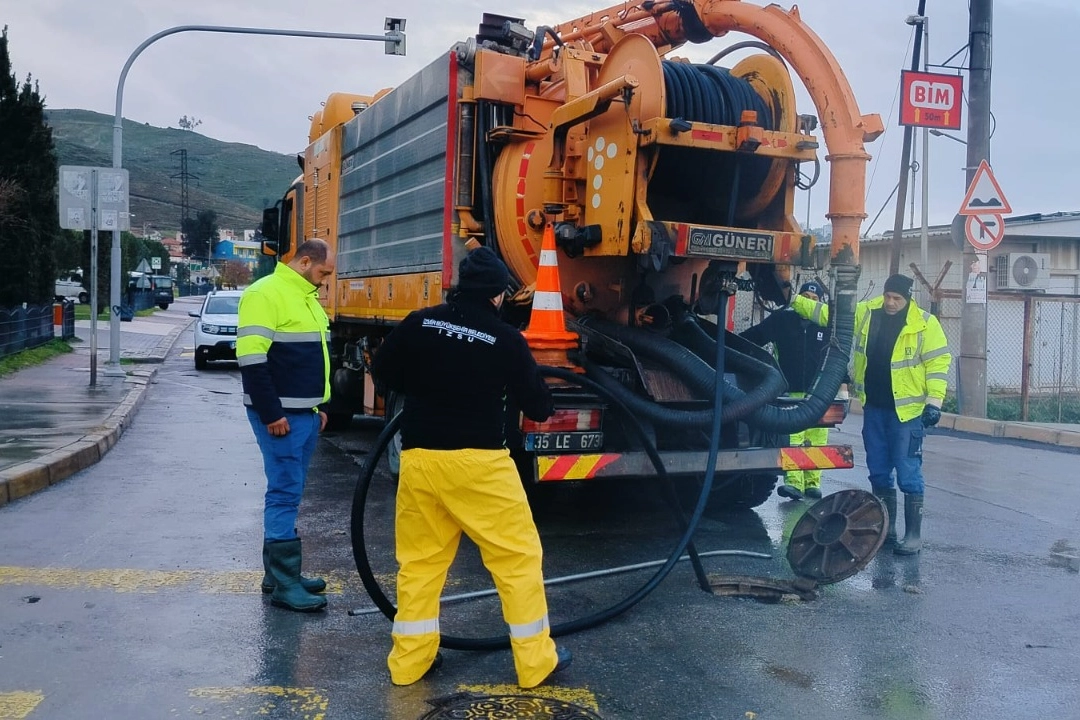 İzmir’de Yerel Sağanaklara Karşı Yoğun Mesai