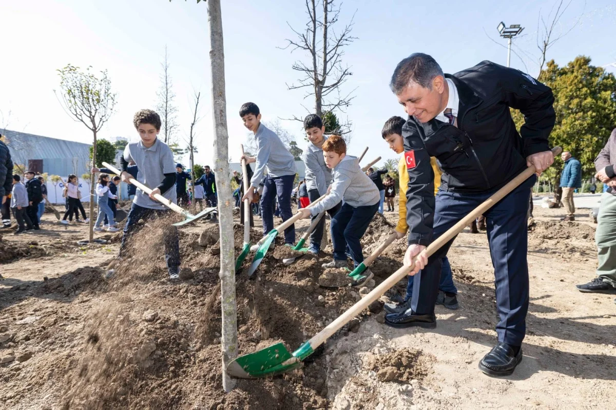 İzmir’de Yeşil Alanlarda Yenilenme Başladı