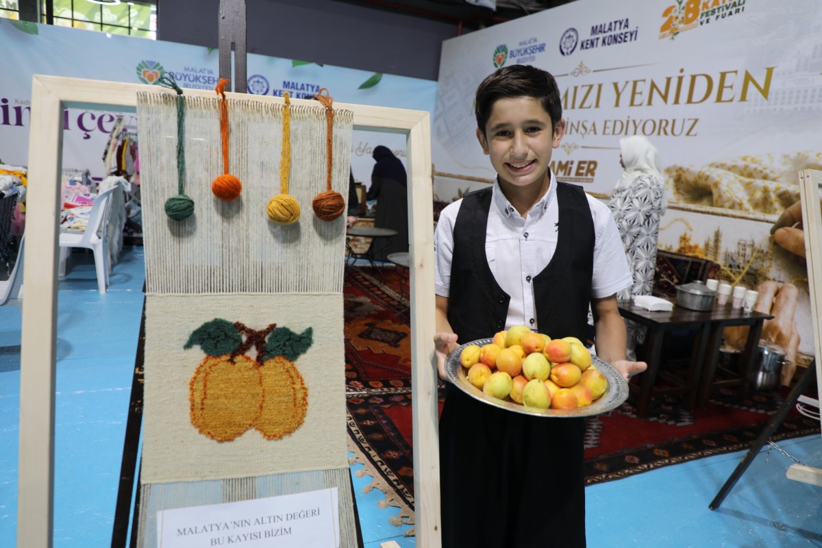 Kadın meclisi Malatya’yı ilmek ilmek dokudu
