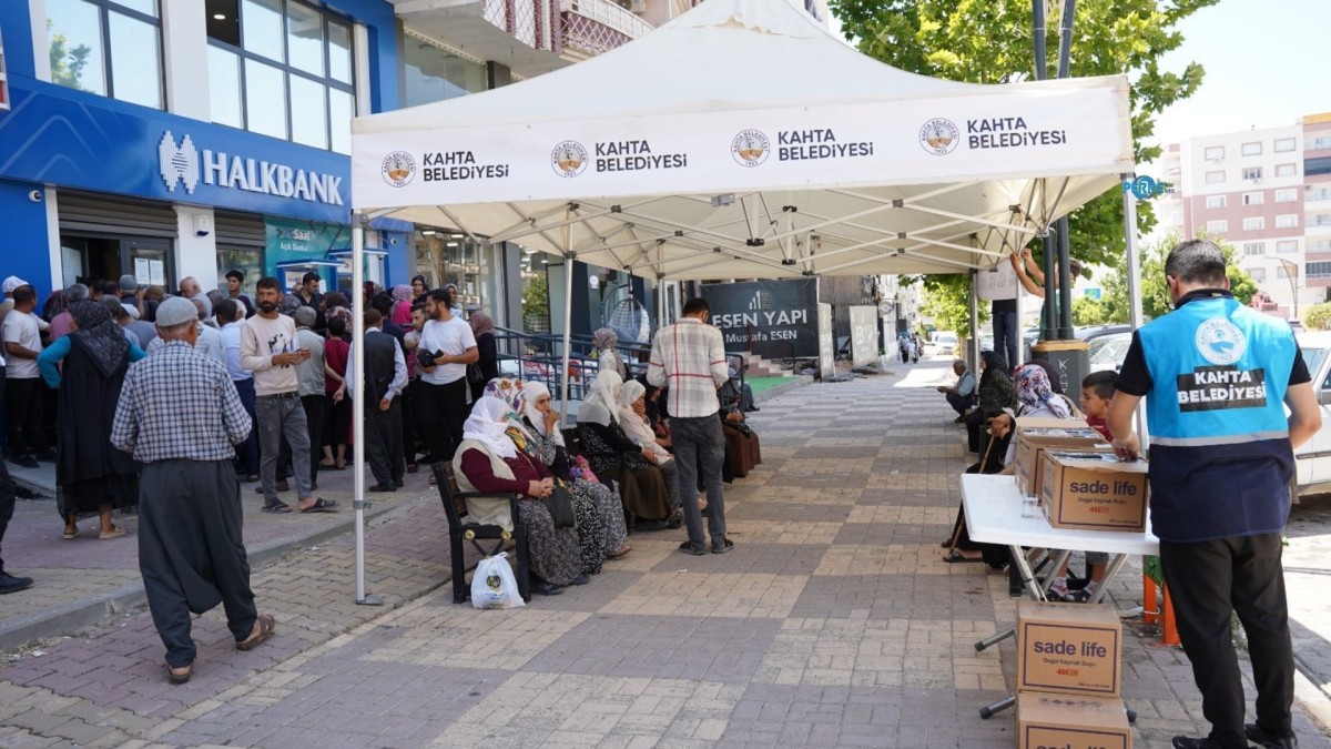 Kahta Belediyesi, sıcak havada bekleyen vatandaşlar için önlem aldı  - Videolu Haber