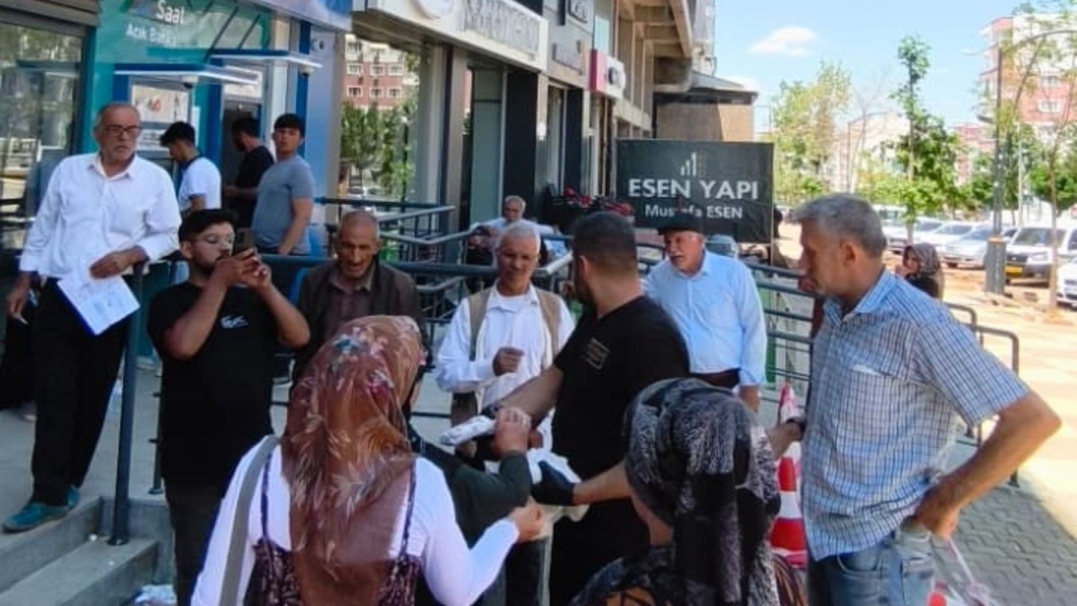 Kahta’da sıra bekleyen vatandaşlara anlamlı ikram
