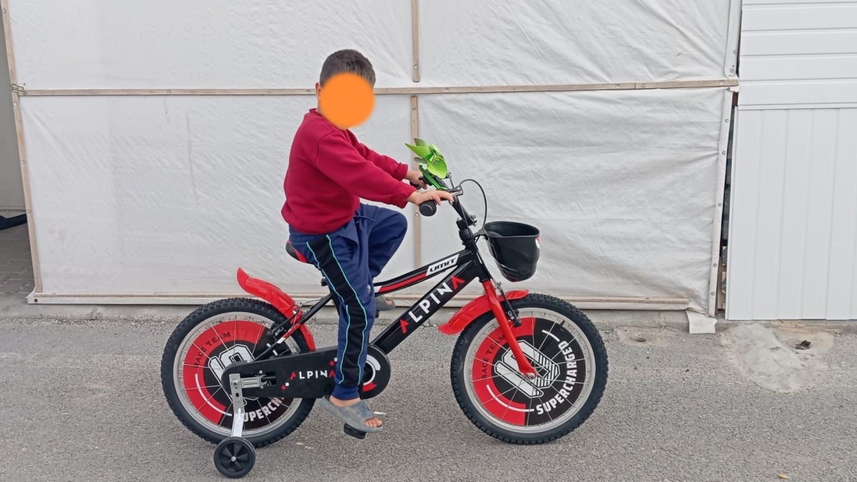 Konteynerde kalan yetim çocuğun bisiklet hayali gerçek oldu