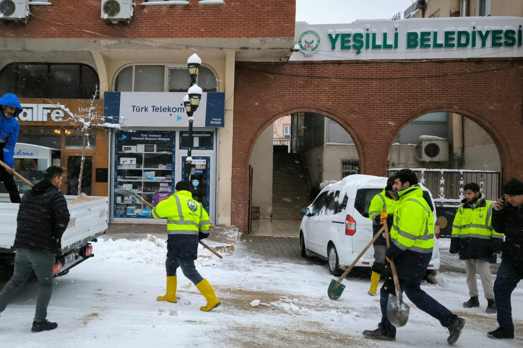 Mardin Yeşilli'de karla mücadeleye devam ediyor