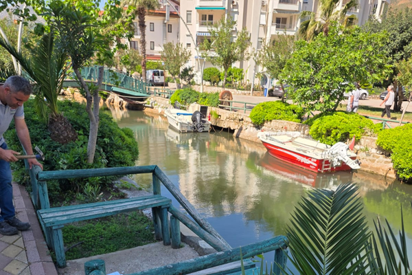 Marmaris’te yenilenen korkuluklara vandalizm