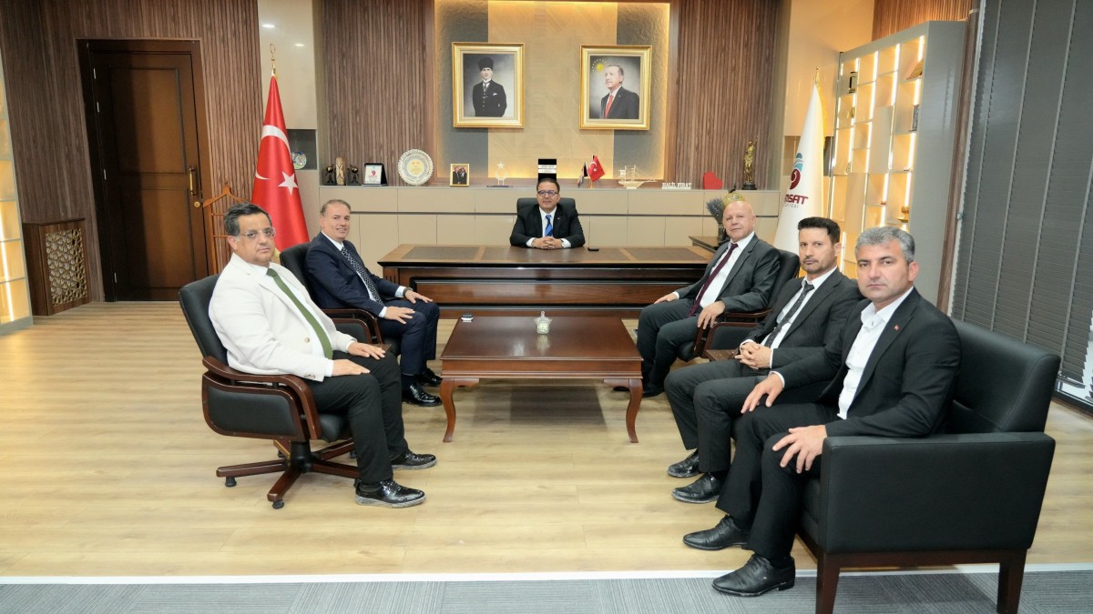 Müdür Ali Tosun Samsat Belediye Başkanı Halil Fırat’ı makamında ziyaret etti